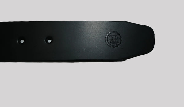 Detalle de la punta de cinturón negro para hombre con logotipo de Sherman Morgan grabado en relieve.