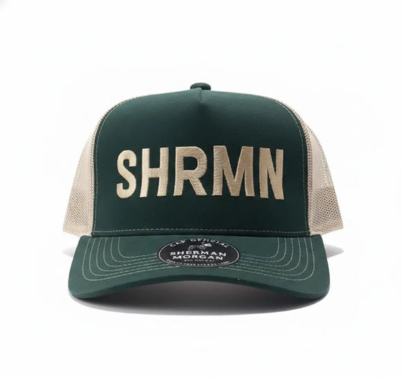 Vista frontal de gorra para hombre color verde en tela de gamuza, detalle de letras  bordado.