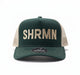 Vista frontal de gorra para hombre color verde en tela de gamuza, detalle de letras  bordado.