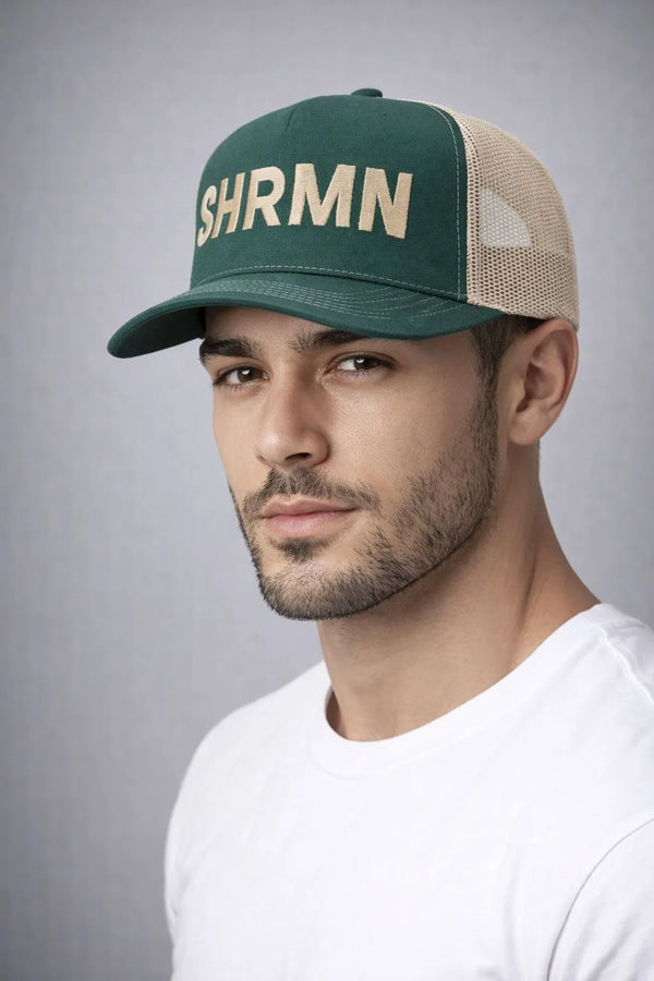 Gorra para hombre color verde en tela de gamuza, diseño bordado de letras SHRMN y ajuste posterior, Sherman Morgan.