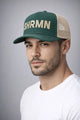 Gorra para hombre color verde en tela de gamuza, diseño bordado de letras SHRMN y ajuste posterior, Sherman Morgan.