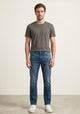 Jeans de mezclilla para hombre en lavado doble stone corte slim fit, pantalón azul con efecto desgastado natural, Sherman Morgan.