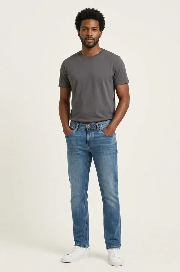 Jeans de mezclilla para hombre en lavado bleach corte slim fit, pantalón azul con efecto desgastado natural, Sherman Morgan.