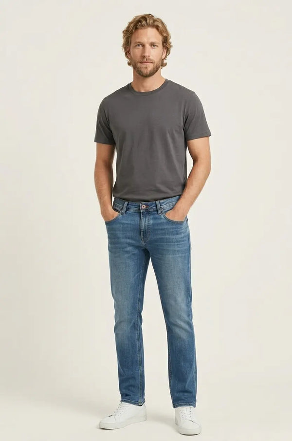 Jeans de mezclilla para hombre en doble lavado stone corte slim fit, pantalón azul con efecto desgastado natural, Sherman Morgan.