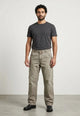 Jeans de corte carpintero para hombre en color arena, pantalón de mezclilla con bolsillos laterales funcionales y calce relajado, Sherman Morgan.