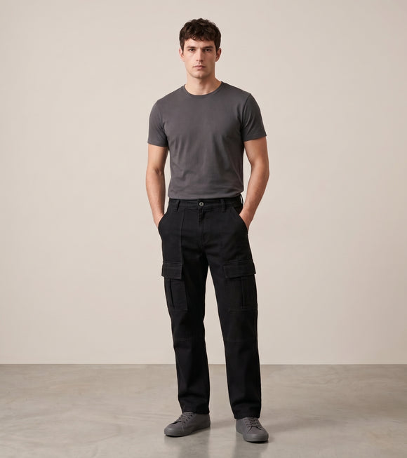Jeans carpintero corte recto negro, vista frontal en modelo