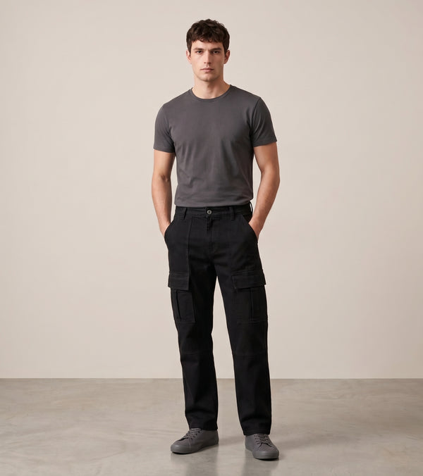 Jeans carpintero corte recto negro, vista frontal en modelo