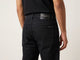 Jeans carpintero negro, detalle de bolsillo, costuras y remaches