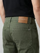 Vista posterior de jeans para hombre corte carpintero con etiqueta de marca en vinipiel café, placa metálica distintiva y bolsillos con diseño de  franja horizontal.