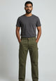Jeans de corte carpintero para hombre en color verde olivo, pantalón de mezclilla con bolsillos laterales funcionales y calce relajado, Sherman Morgan.