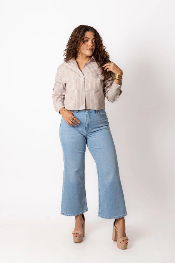 Jeans corte culotte bleach, vista frontal en modelo