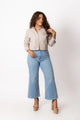 Jeans corte culotte bleach, vista frontal en modelo