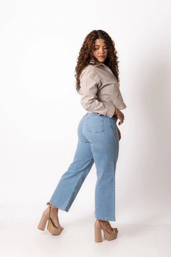 Jeans corte culotte bleach, vista lateral en modelo