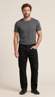 Jeans baggy corte recto negro, vista frontal en modelo