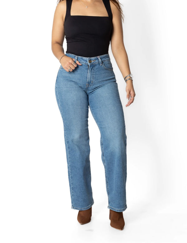 Jeans corte recto bleach, vista frontal en modelo