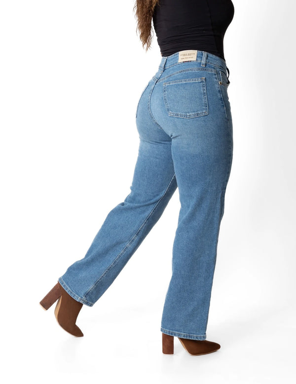 Jeans corte recto bleach, vista lateral en modelo