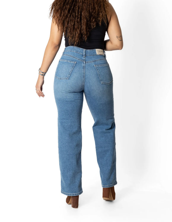 Jeans corte recto bleach, vista trasera en modelo