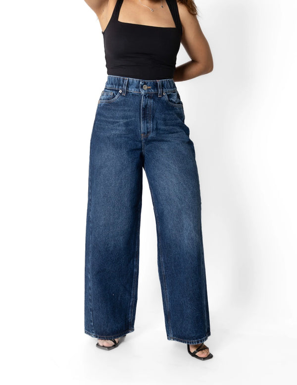 Jean corte barrel stone wash, vista frontal en modelo