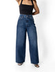 Jean corte barrel stone wash, vista frontal en modelo