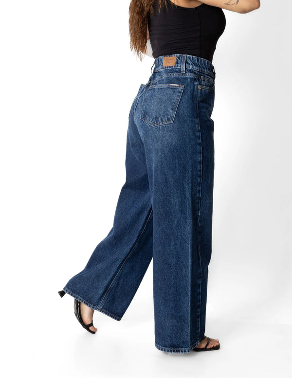 Jean corte barrel stone wash, vista lateral en modelo