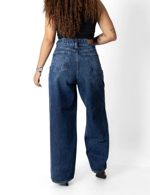Jean corte barrel stone wash, vista trasera en modelo