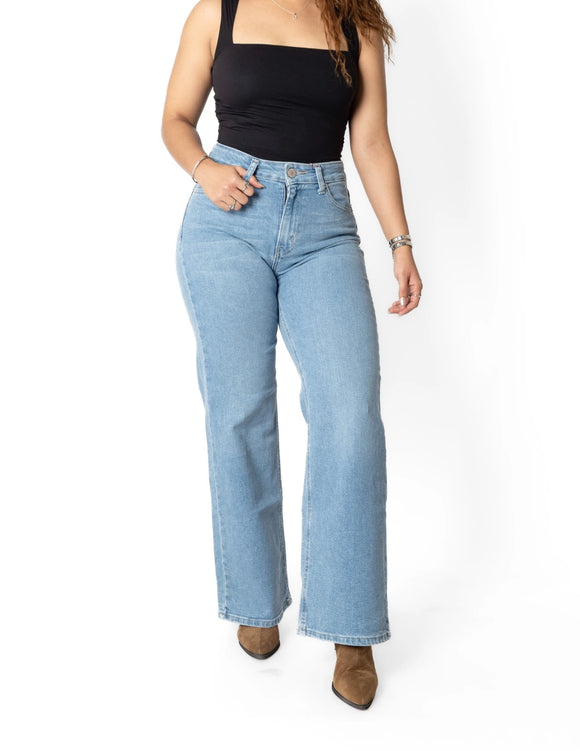 Jean wide leg bleach, vista frontal en modelo