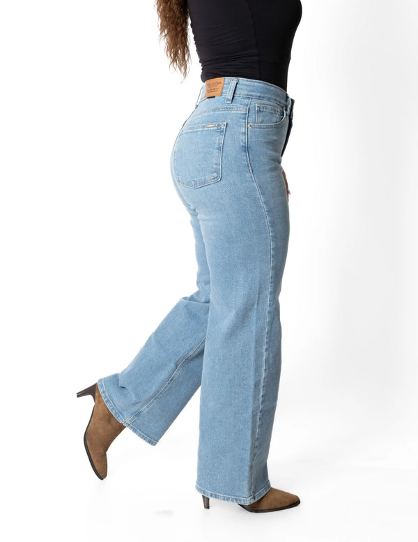 Jean wide leg bleach, vista lateral en modelo