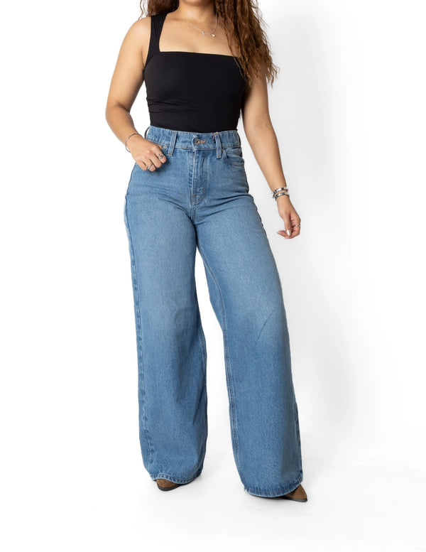 Jean wide leg bleach con resorte en cintura, vista frontal en modelo