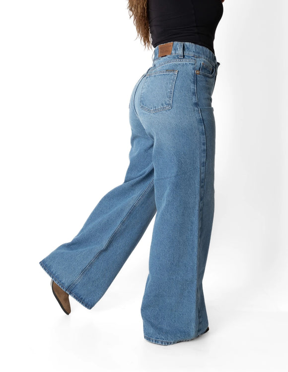 Jean wide leg bleach con resorte en cintura, vista lateral en modelo