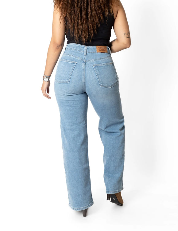 Jean wide leg bleach, vista trasera en modelo