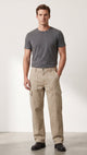 Jeans carpintero corte recto arena, vista frontal en modelo