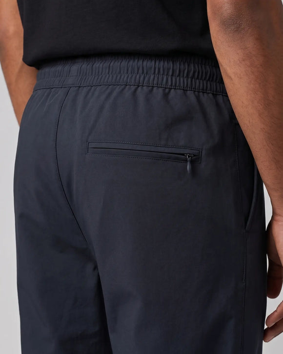 Pantalón casual slim fit azul marino con cintura de cordones para hombre detalle de bolsillo trasero