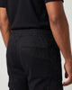 Pantalón cargo de gabardina negro para hombre de corte recto con cordón ajustable, detalle bolsillo trasero