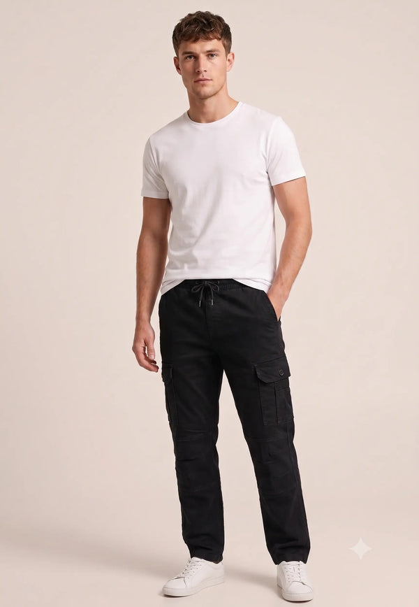 Pantalón cargo de gabardina negro para hombre de corte recto con cordón ajustable.
