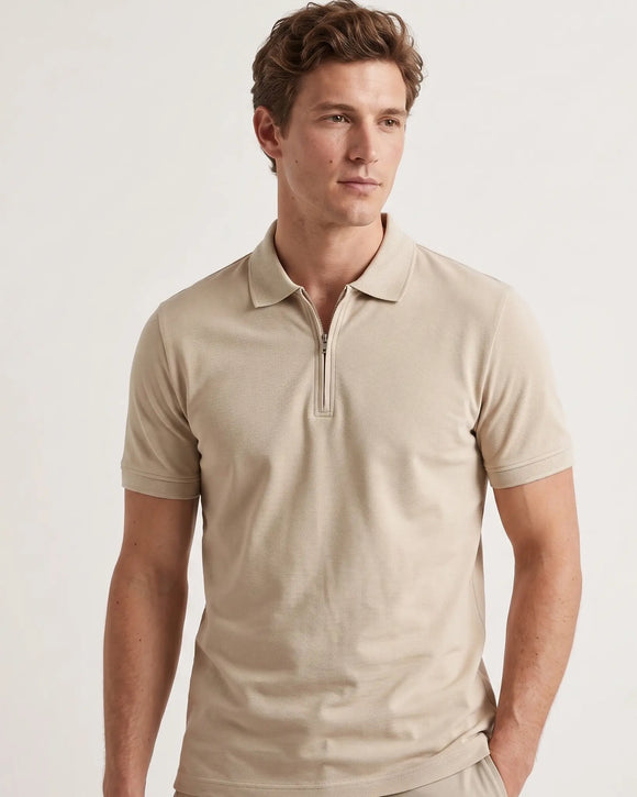 Polo slim fit para hombre de color beige con medio cierre de cremallera en el cuello clásico