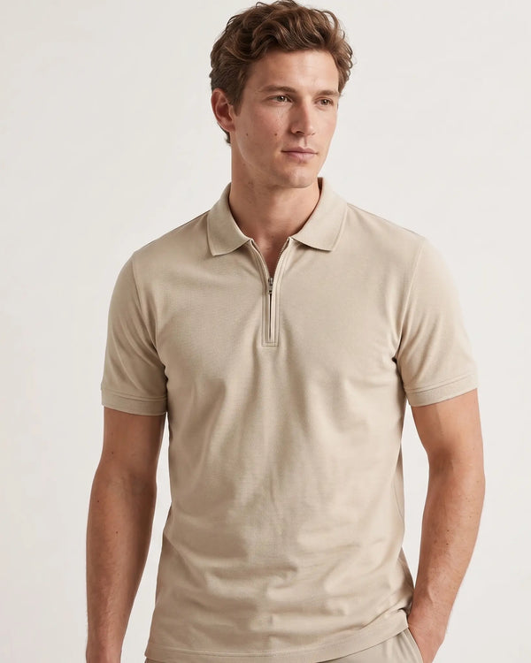 Polo slim fit para hombre de color beige con medio cierre de cremallera en el cuello clásico