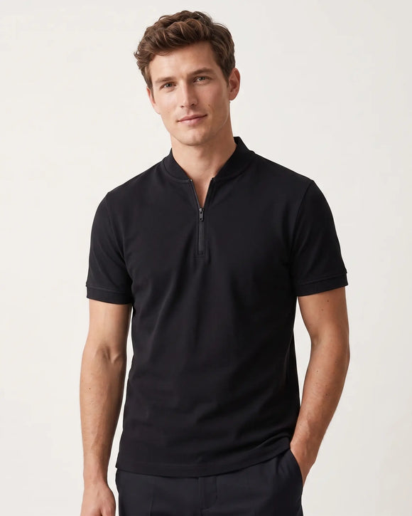 Playera polo slim fit negra para hombre con cuello circular y medio cierre de cremallera.