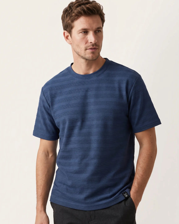 Playera relaxed fit azul marino con textura de rayas horizontales para hombre.