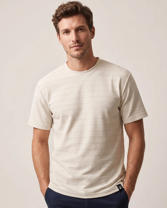 Playera casual de color beige con textura de rayas horizontales para hombre.
