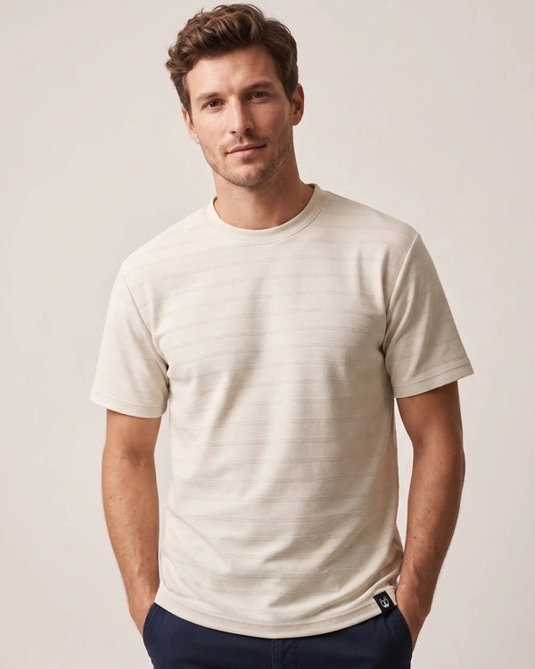 Playera casual de color beige con textura de rayas horizontales para hombre.