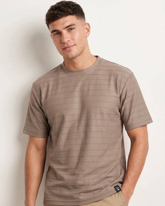 Playera casual de color café con textura de rayas horizontales para hombre.