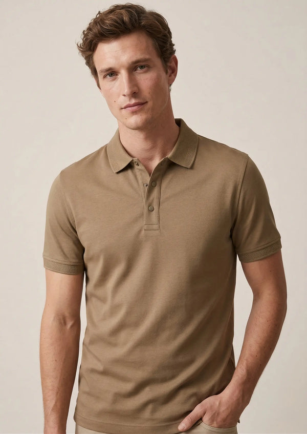 Playera tipo polo hombre café piqué botones de presión filo tonal cuello mangas slim fit Sherman Morgan.
