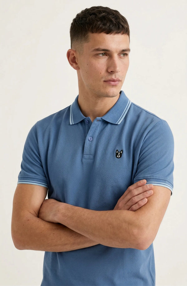 Playera tipo polo hombre azul con filo menta en cuello y mangas, parche Zak Boston Terrier Sherman Morgan.