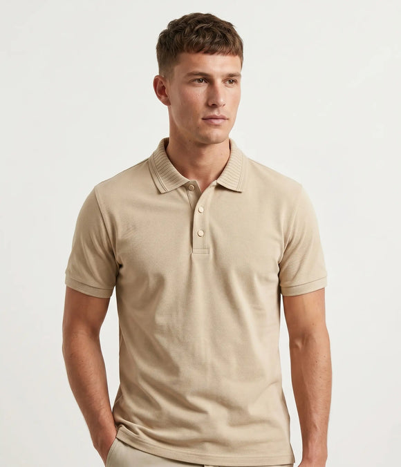Playera tipo polo hombre beige lisa con botones detalle líneas cuello mangas slim fit Sherman Morgan