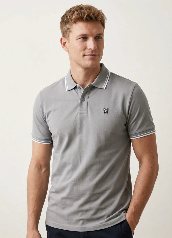 Playera tipo polo hombre gris con filos blancos en cuello y mangas, logo bordado Zak Boston Terrier, Sherman Morgan.