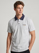 Polo oversize gris, estampado frontal, vista en modelo