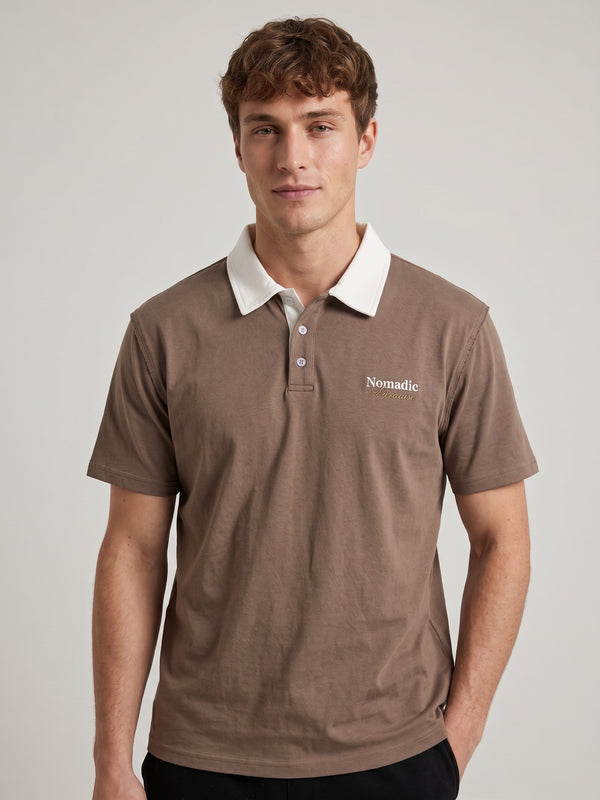 Polo oversize café, estampado frontal, vista en modelo