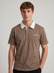 Polo oversize café, estampado frontal, vista en modelo