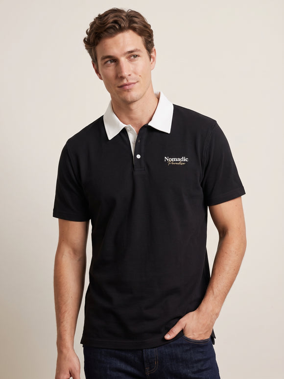 Polo oversize negro, estampado frontal, vista en modelo