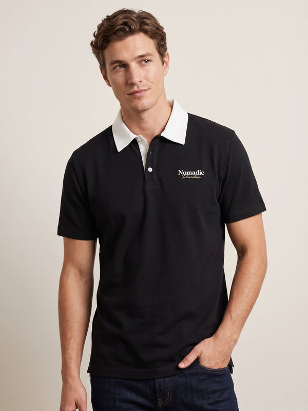 Polo oversize negro, estampado frontal, vista en modelo